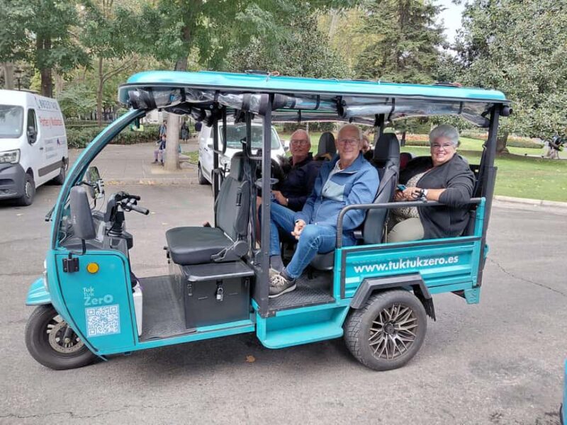 Madrid: The Great Tour of the Christmas Lights with Tuk Tuk Zero. 1h 30min - Key Points