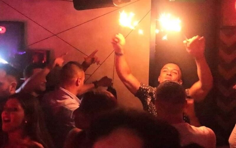 Madrid: Top Pub Crawl with Drinks and Free Nightclub Entry - Key Points