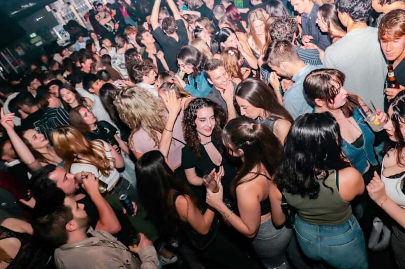 Madrid: Top Pub Crawl with Drinks and Free Nightclub Entry - The Grand Finale: Gran Via and the Nightclub