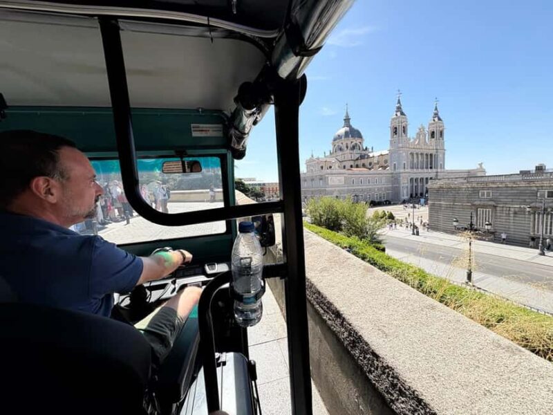 Madrid: Tour with Tuk Tuk Zero: Bernabéu and the Golden Mile. 1h 15min - The Financial and Business Heart of Madrid: AZCA