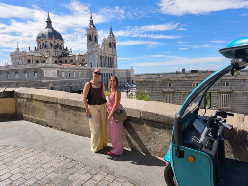 Madrid: Tuk Tuk Tour of the Historic Heart and Gran Vía. 1h 15min - Exploring Madrid’s Political and Artistic Landmarks