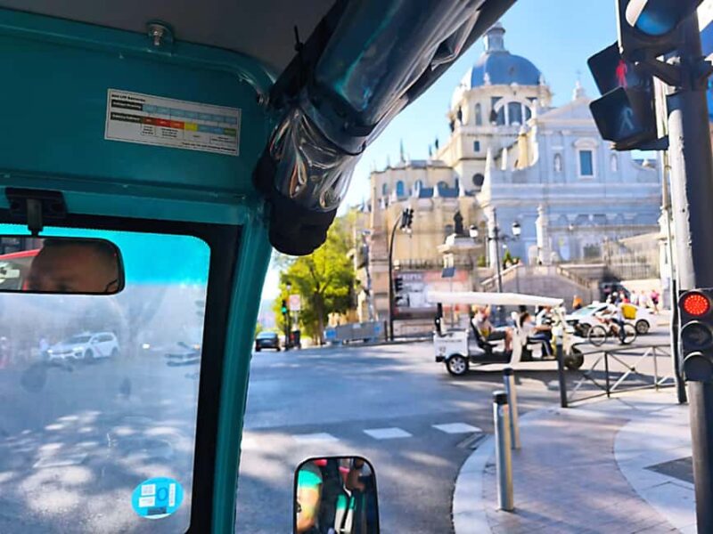 Madrid: Tuk Tuk Tour of the Historic Heart and Gran Vía. 1h 15min - Strolling Down Gran Vía and Visiting Madrid’s Iconic Landmarks