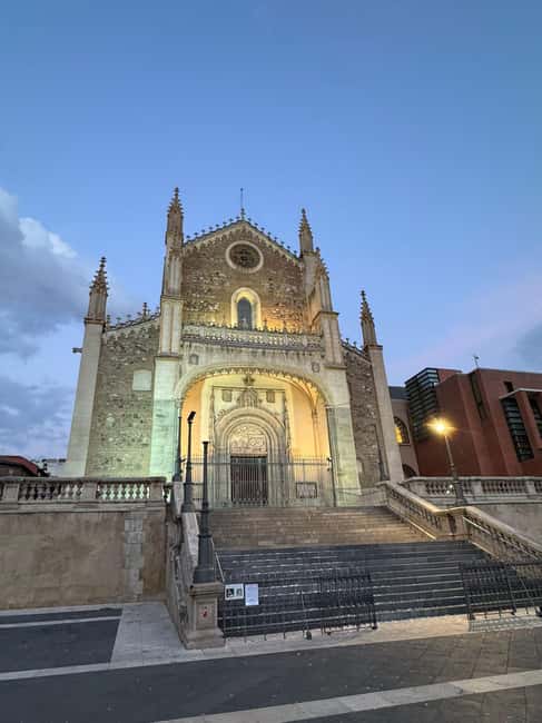 Madrid: Tuk Tuk Tour with Live Commentary - Practical Details: Meeting Point, Group Size, and Accessibility