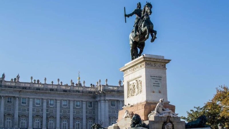 Madrid: Walking Tour about the Golden Century - Visiting the Cason del Buen Retiro and Surroundings