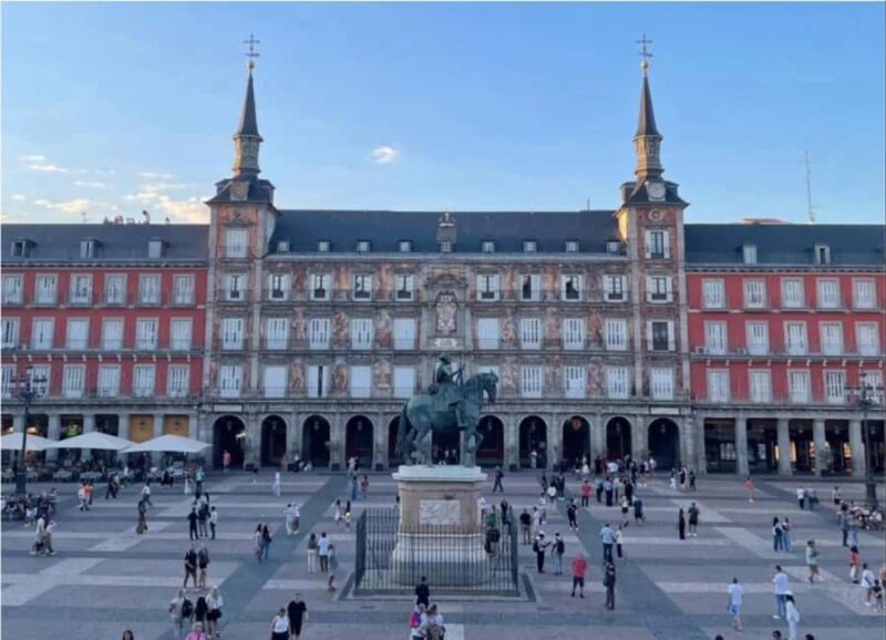Madrid's Historic Center: Self-Guided Tour Created by an Official Guide - How the Tour Guides You Using GPS and Audio