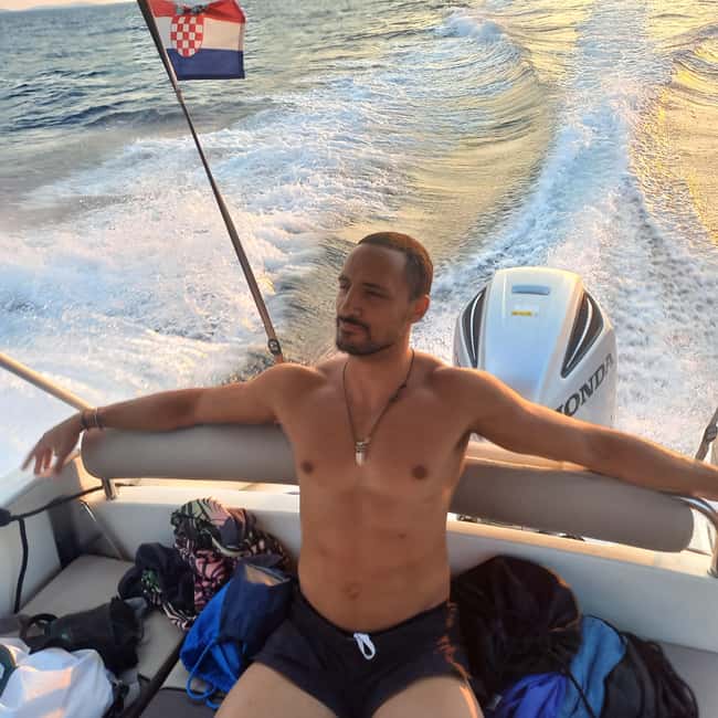 Magnific blue lagoon, speed boat water, wine&towels included - Departing from Split to the Blue Lagoon by Speedboat