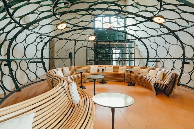 Maison Noilly Prat VIP tour, wine and vermouth tastings - The Role of the Guide in Creating a Memorable Tour
