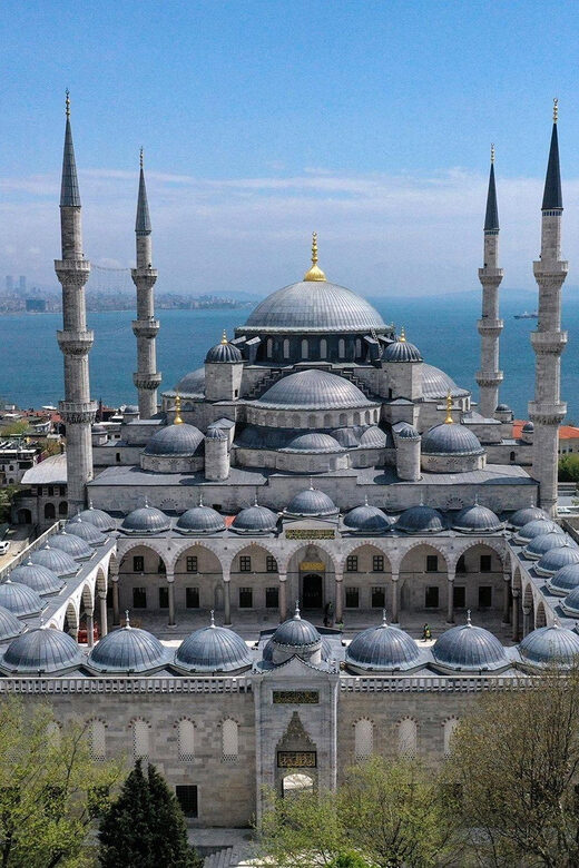 Majestic Istanbul Tour and Bosphorus Sunset Yacht Cruise - Taking in the Vibrant Atmosphere of the Grand Bazaar