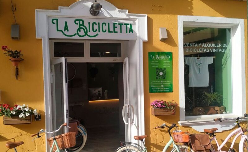 Malaga: Bike Rental for City Discovery Route & Beaches - Discover the Beaches along the Malagueta Promenade