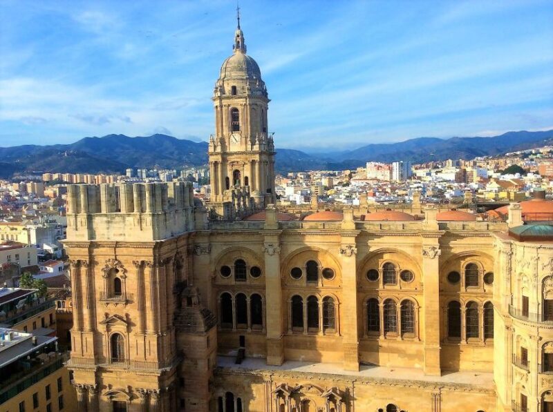 Malaga: group walking tour - Exploring the Alcazaba and its Architectural Importance