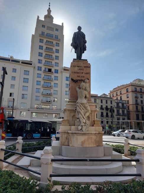 Málaga: Highlights Walking Tour with Drinks and Tapas - Key Points