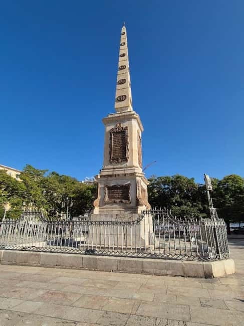 Málaga: Highlights Walking Tour with Drinks and Tapas - Exploring the Market and Local Neighborhoods