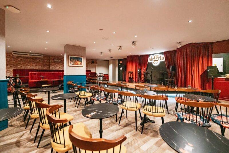 Málaga: Live Flamenco Show at Flamenco Alegría - The Atmosphere: Intimate and Spontaneous Performances