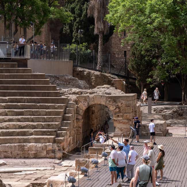 Málaga Private Walking Tour, Roman Theater, and Alcazaba with Tickets - Savoring Local Flavors at El Pimpi