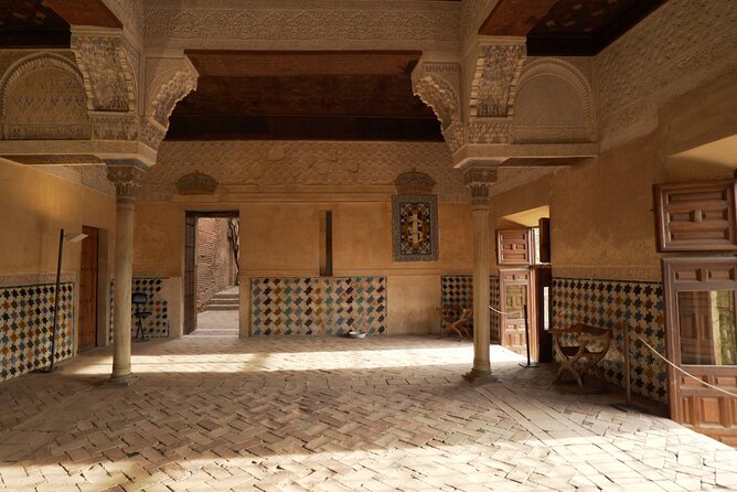 Malaga Shore Excursion: Skip-the-Line Alhambra and Generalife Gardens Tour - Strolling Through the Generalife Gardens