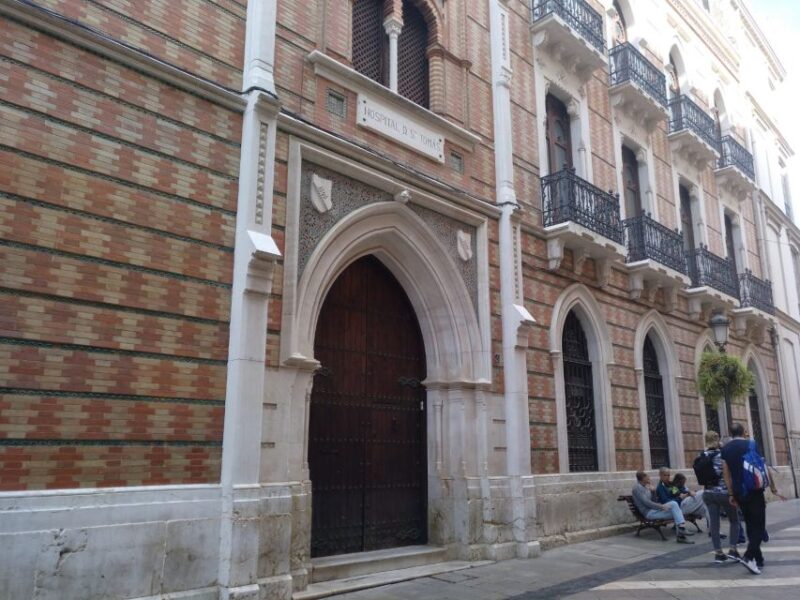 Malaga: Skip-the-Line Malaga Cathedral Tickets with Tour - The Tour Guides: Knowledge and Personal Touch