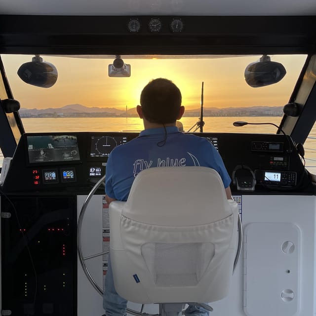 Málaga: Sunset Catamaran Trip - Inside the Catamaran: Comfort and Entertainment