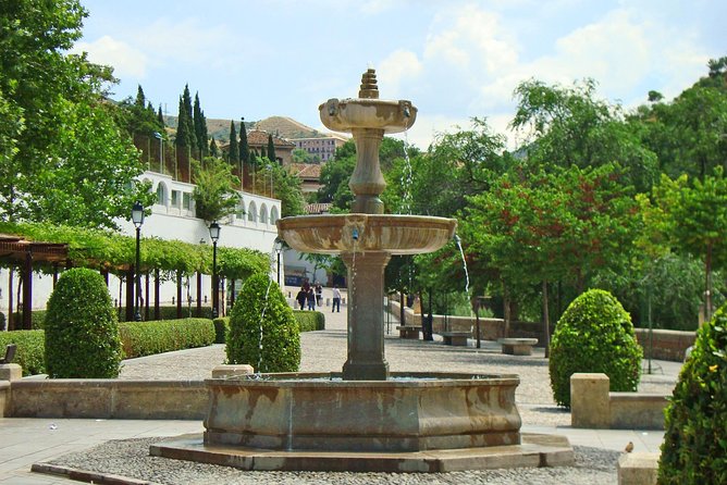 Malaga to Granada trip with Alhambra tickets included - Key Points