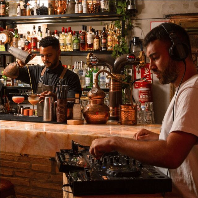 Málaga: Top - Cocktail guided tour - Explore Málaga’s Best Cocktail and Gin Bars in a 3-Hour Guided Tour