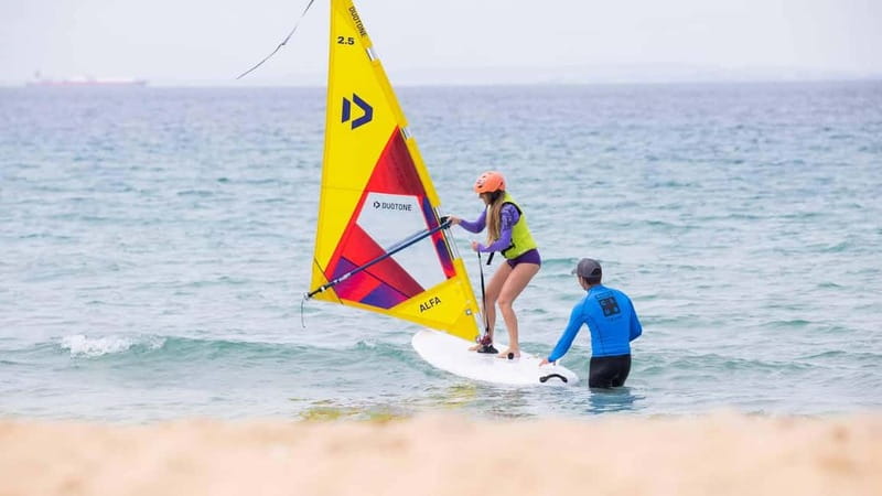 Malaga: Windsurfing lessons in Playa del Palo - Malaga Windsurfing Lessons at Playa del Palo Offer a Dynamic Introduction to Water Sports