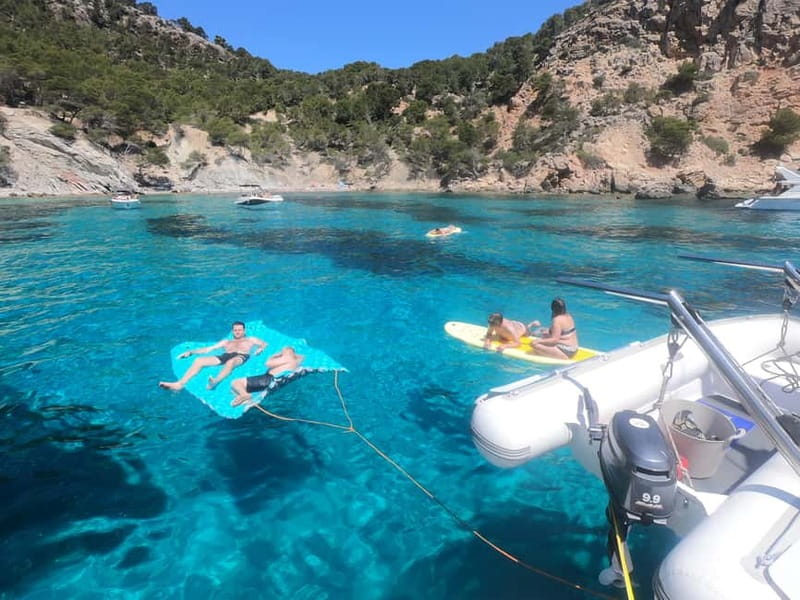 Mallorca: Catamaran Boat Tour with Tapas - Visiting the Malgrats Islands