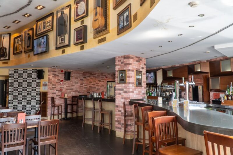 Mallorca: Hard Rock Cafe Entrance with Lunch or Dinner - Music Memorabilia and Interactive Exhibits