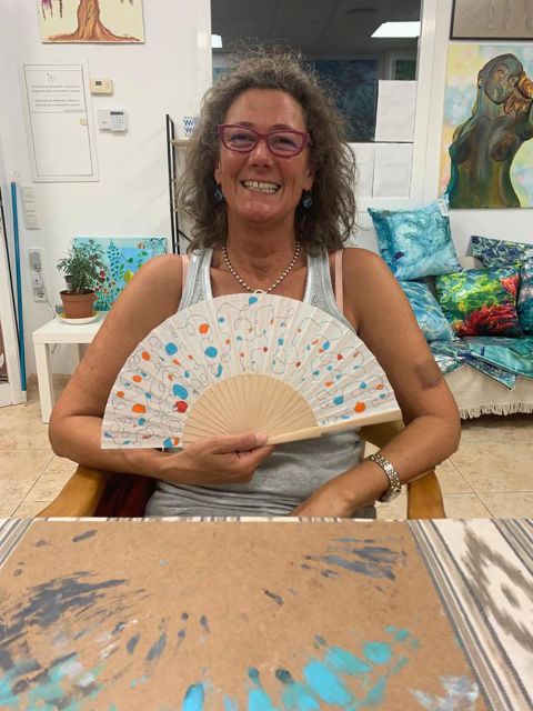 Mallorca/Porto Cristo: Design your own Spanish hand fan - Unique Features of the Fan Painting Workshop