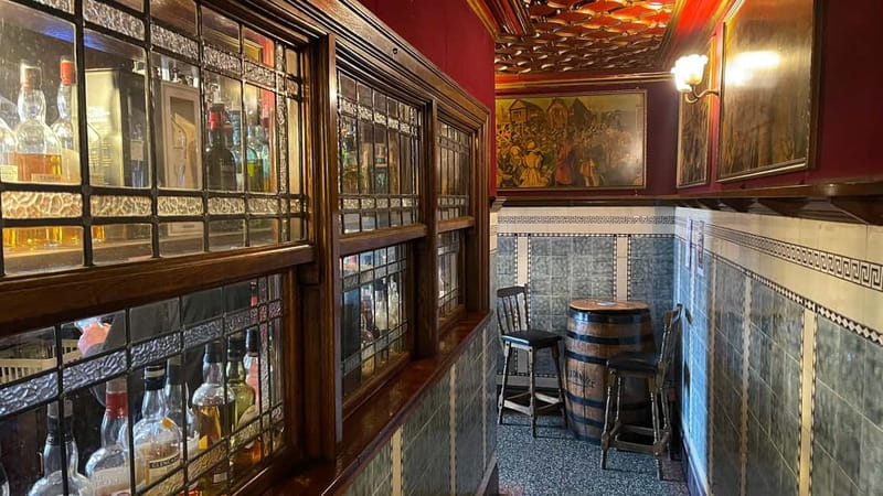 Manchester: Pub Tour - Visiting Classic Pubs and Drinking Dens in Manchester