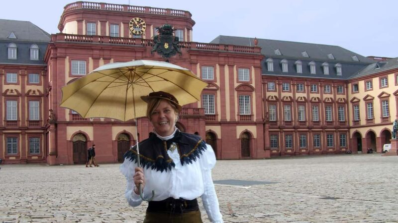 Mannheim city tour: With Bertha Benz through the city of inventors - costume tour - Discovering Schillerplatz and the Jesuit Church