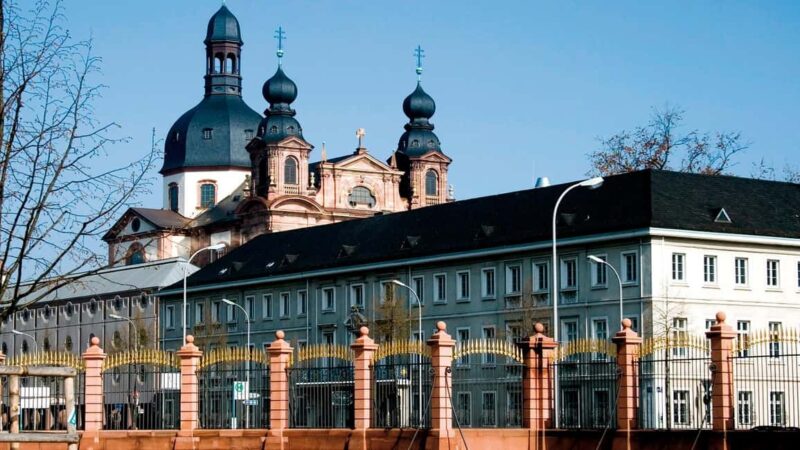 Mannheim city tour: With Bertha Benz through the city of inventors - costume tour - The Mannheim Baroque Palace and End Point