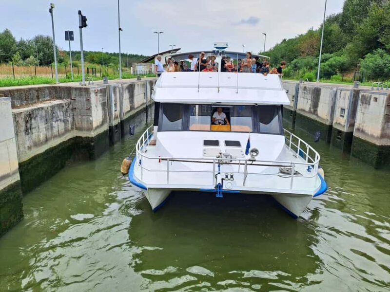 Mantua: Boat trip with a tour guide from the park to the port with the water lift - Key Points