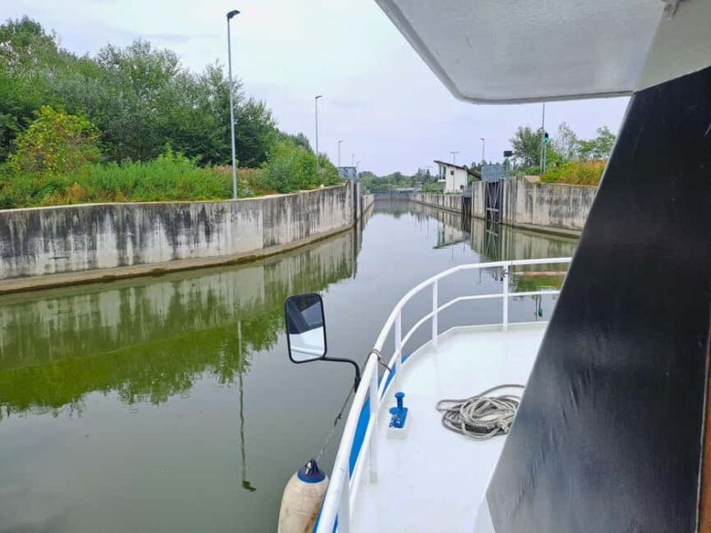 Mantua: Boat trip with a tour guide from the park to the port with the water lift - Natural Beauty in Vallazza and the Mincio Park