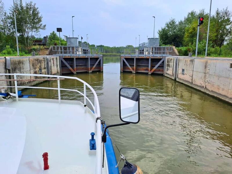 Mantua: Boat trip with a tour guide from the park to the port with the water lift - Practical Details and Accessibility