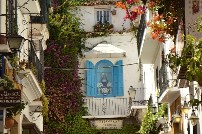 Marbella: group walking Tour - The Guides Role in Making the Tour Engaging