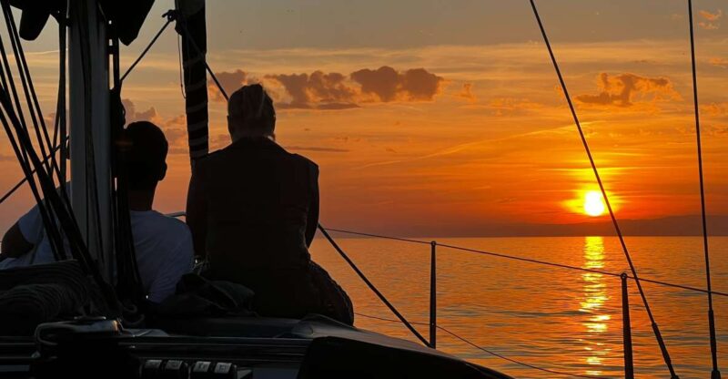 Marbella: Sunset Sailing Trip with Drinks and Snacks - Marbellas Sunset from Puerto Banús: A Scenic Delight