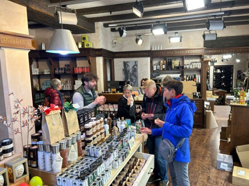 Marbella: Tour of the Old Town with Tapas & Wine - Tapas and Drinks at Traditional Restaurants