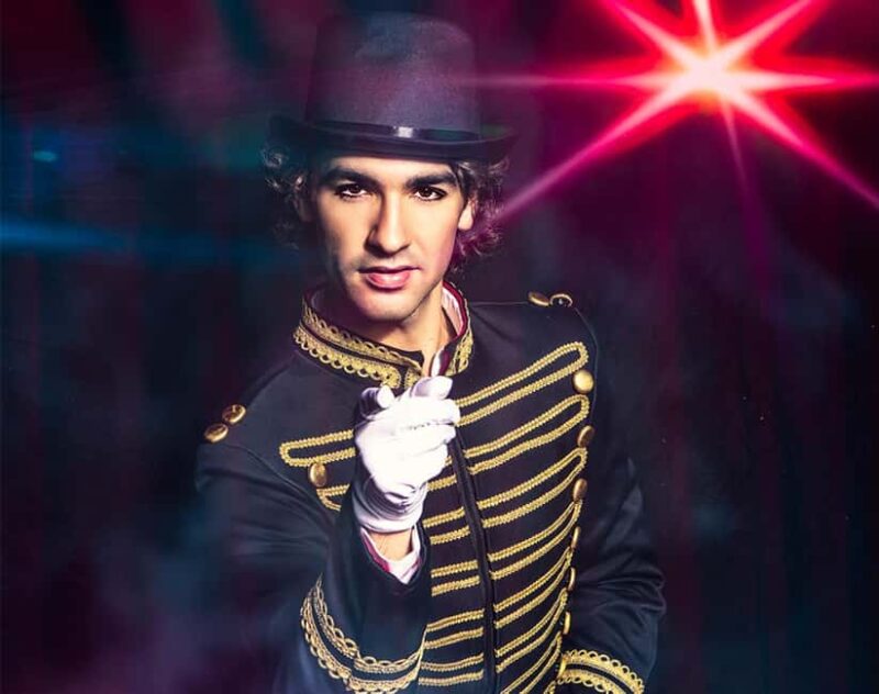 Marseille : Cabaret-theatre L'étoile bleue - What Does the Disco Bleue Show Offer?