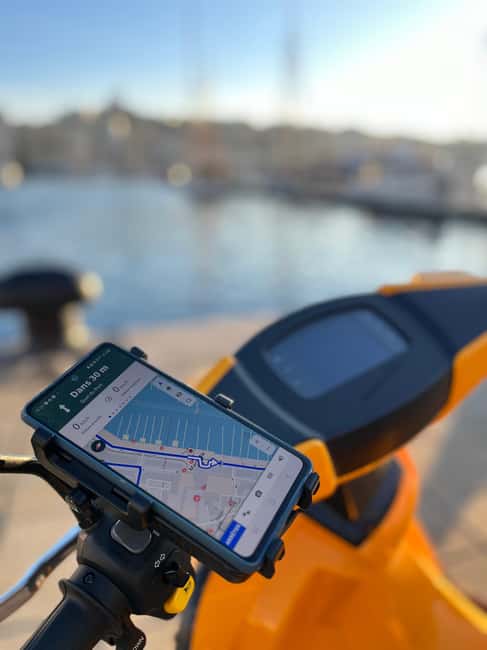 Marseille: Electric Motorcycle Rental with Smartphone Guide - Riding the Electric Scooter: Style, Performance, and Handling