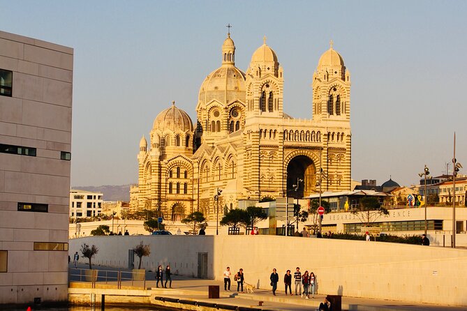 Marseille Old Town Exploration Game and Tour - Visiting the Maison Diamantée