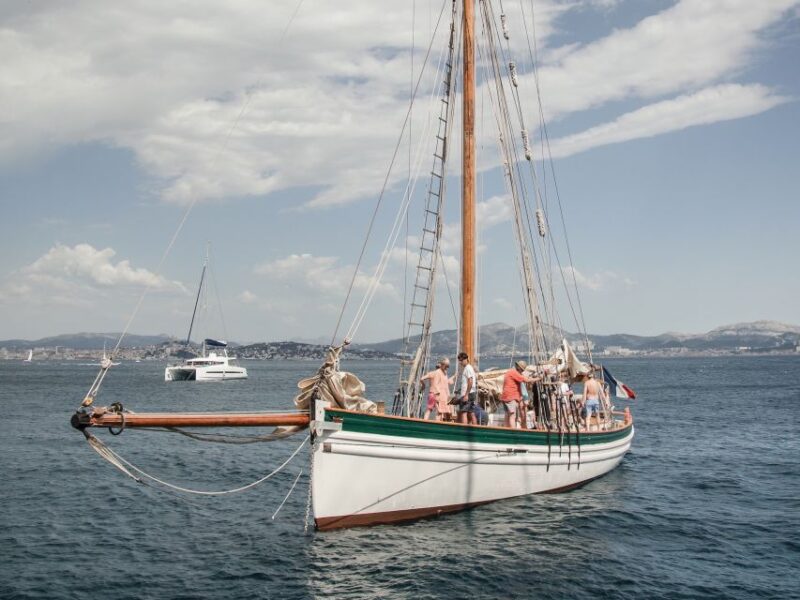Marseille: Sailboat cruise with lunch, swim and organic wine - Lunch on Board: Fresh Vegetarian and Local Flavors
