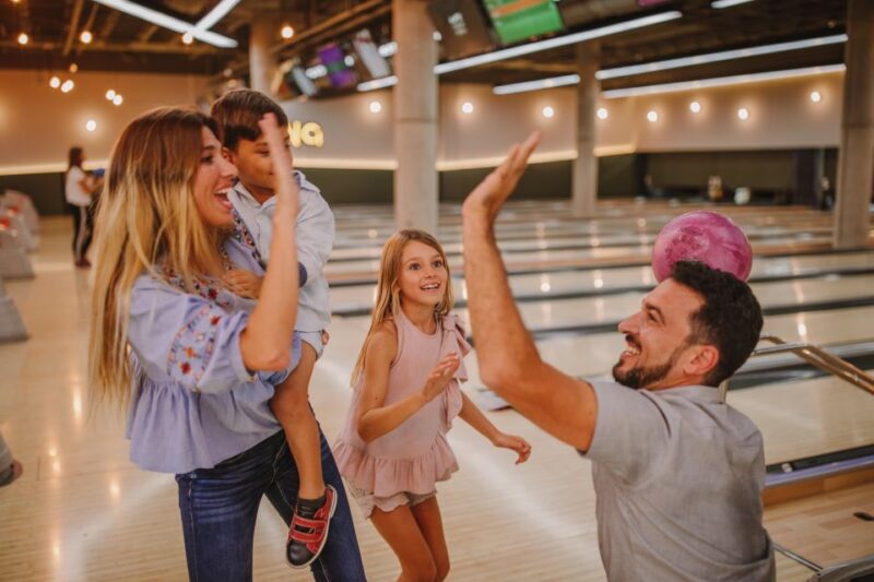 Maspalomas: Bowling Session Entry Ticket at Holiday World - Food, Drinks, and Relaxation at Mr. Kale Restaurant