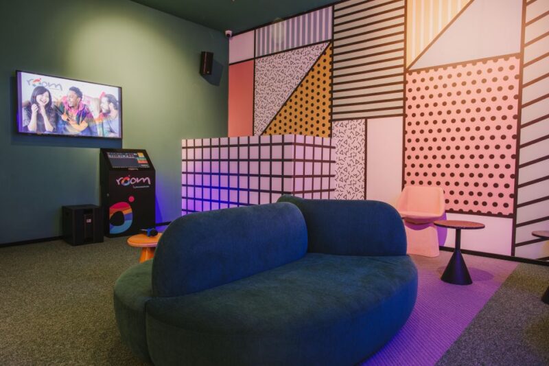 Maspalomas: Holiday World Themed Karaoke Room Rental - Themed Rooms: Tropical, ‘80s, Factory, and Pool