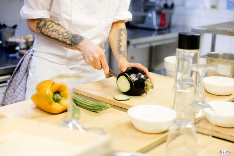 MasterSteak: Tuscan Steak Cooking Class with Unlimited Wine - Practical Details: Meeting Point and Group Size