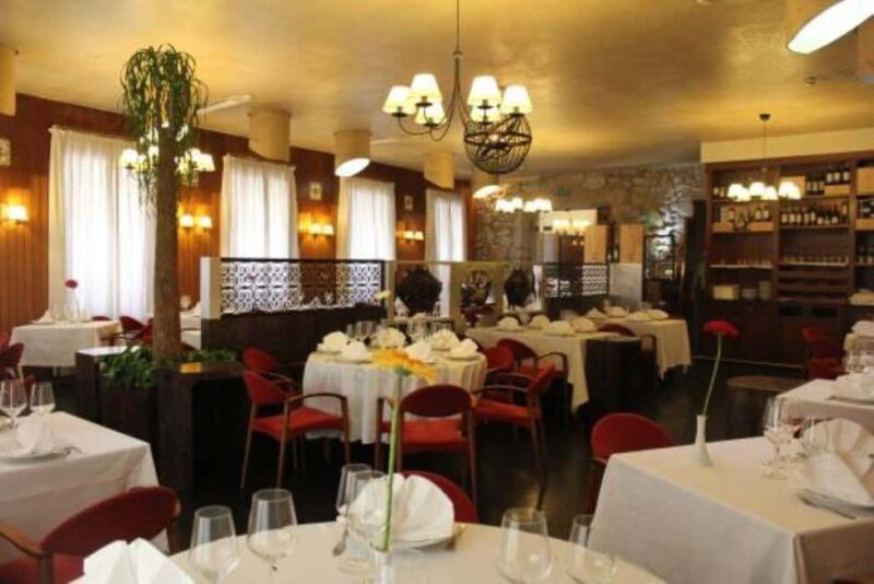 Matosinhos: A Gastronomic Experience at a Luxury Seafood Restaurant. - The Dining Experience and Service Quality