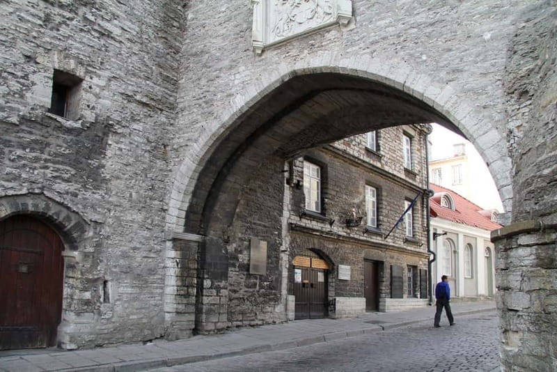 Medieval Tallinn 2-Hour Old Town Walking Tour - Architectural Landmarks and Their Stories