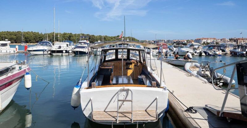 Medulin: Private Boat Tour with Captain - Sightseeing the Cliffs and Cave of Cape Kamenjak