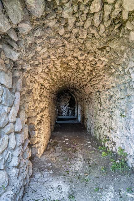 Mercato S. Severino: Tour of the medieval Sanseverino Castle - Route Choices: Tourist vs. Hiking