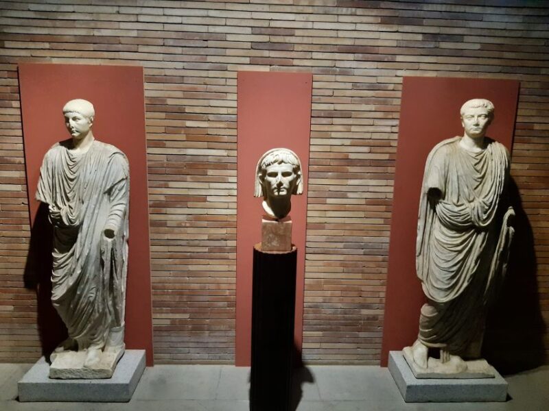 Merida: City Highlights Walking Tour - Exploring Plaza de España and Santa María la Mayor