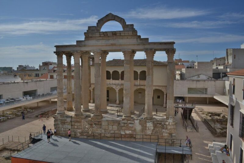 Mérida - Private Historic Walking Tour - Visiting the Roman Temple to Diana with Renaissance Foundations