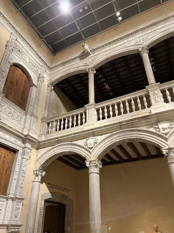 MET Guided Tour: 2-Hour Tour in Spanish - Navigating the MET with an Expert Art Historian